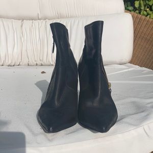 Steven Madden size 7 1/2 in black leather